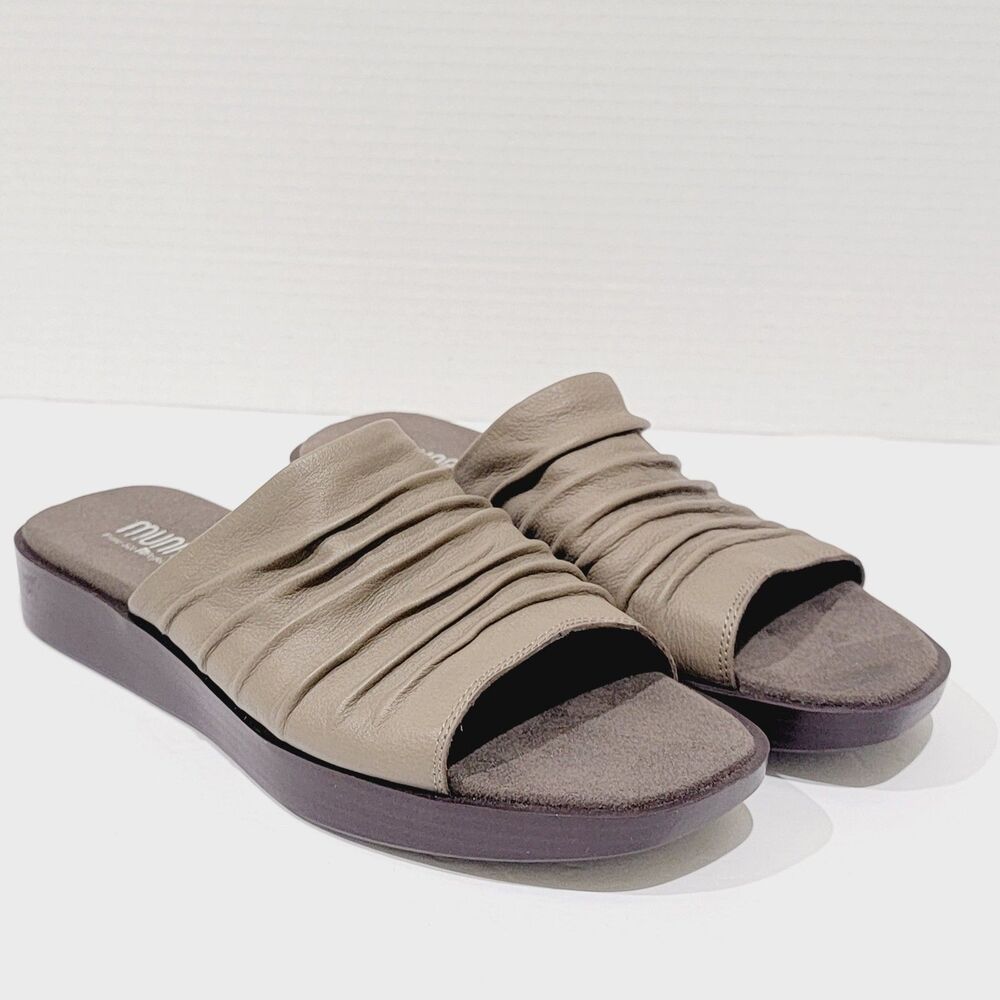 Munro Kala Womens Khaki Tumbled Leather Sandals Size 9.5 M Slip On Wedge Slides